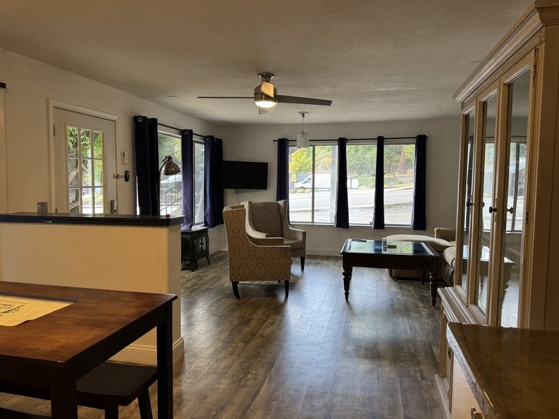 526 Mill St - B property image